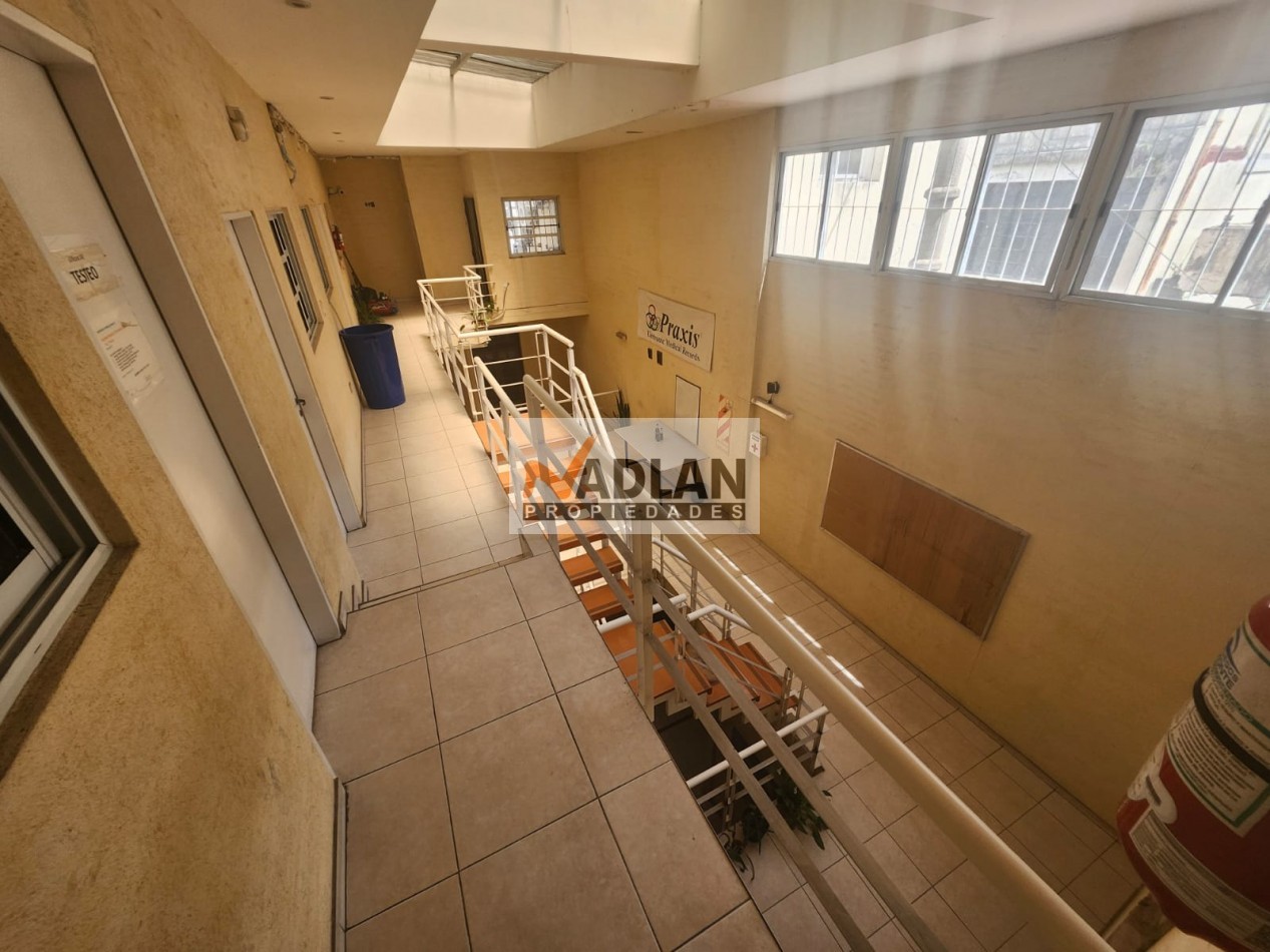 Edificio 3 plantas en Alquiler SIN EXPENSAS zona Htal Clinicas + 15 oficinas y espacios de trabajo - 310m2 
