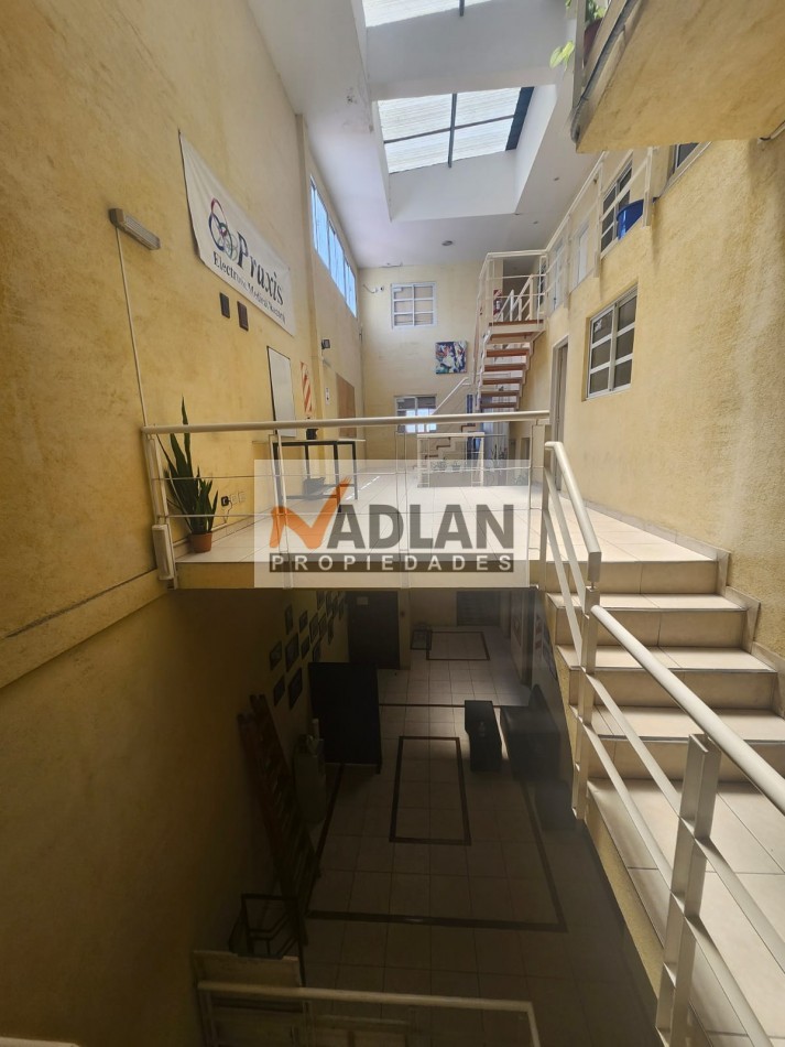 Edificio 3 plantas en Alquiler SIN EXPENSAS zona Htal Clinicas + 15 oficinas y espacios de trabajo - 310m2 
